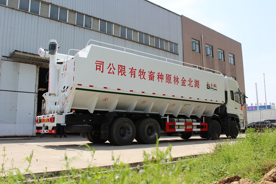 東風天龍前四后八40立方散裝飼料車